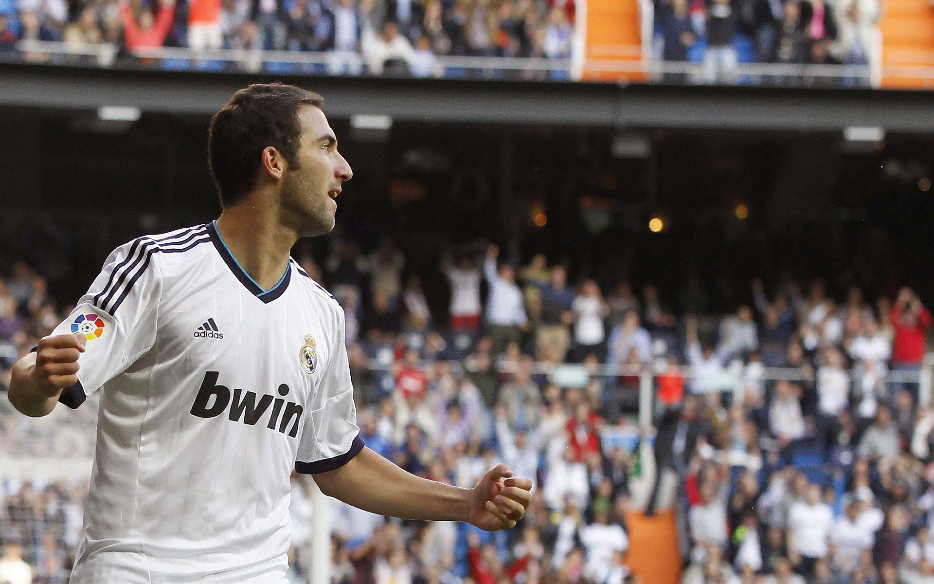 C罗重返赛场，晋级下一阶段首场状态出色，MAD观众沸腾！赛场气氛高涨